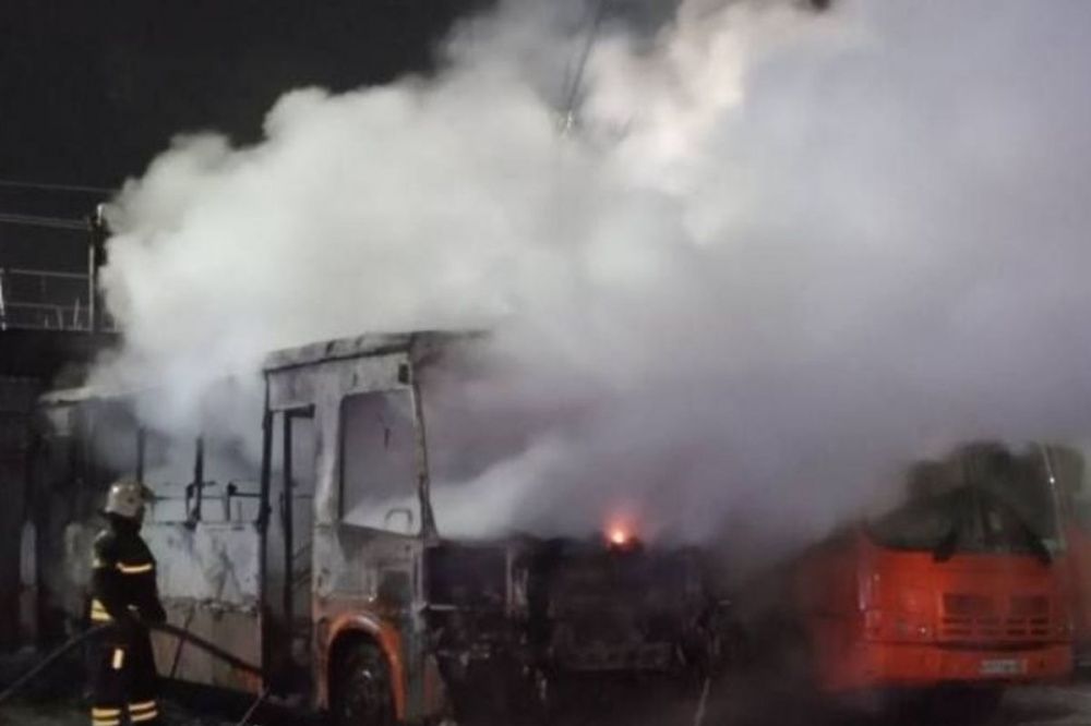 Два автобуса загорелись на автостоянке в Нижнем Новгороде 29 ноября