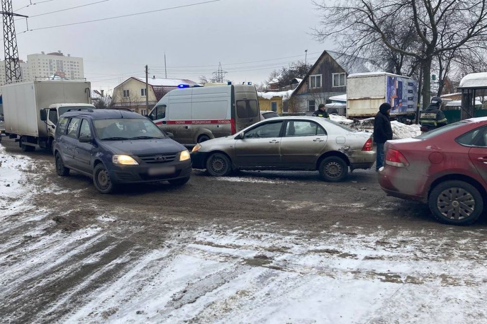 54-летняя нижегородка оказалась под колесами автомобиля при выходе из маршрутки