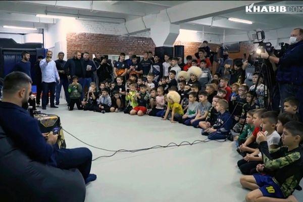 Знаменитый боец Хабиб Нурмагомедов нарушил масочный режим на встрече с детьми в Нижнем Новгороде
