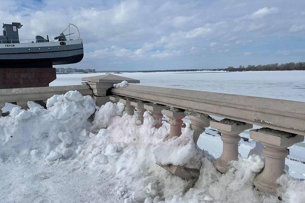 Трактор разбил забор на Нижневолжской набережной во время уборки снега
