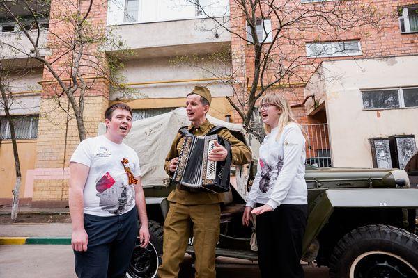 Волонтёры Победы поздравили ветеранов с праздником в Нижнем Новгороде