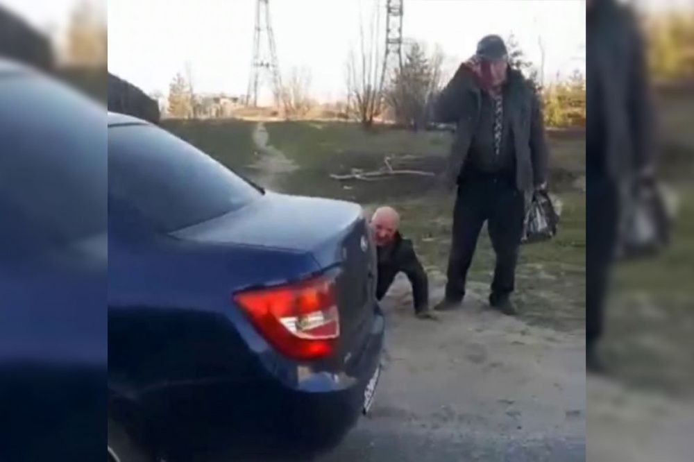 Водитель такси избил двух пенсионеров в Дзержинске