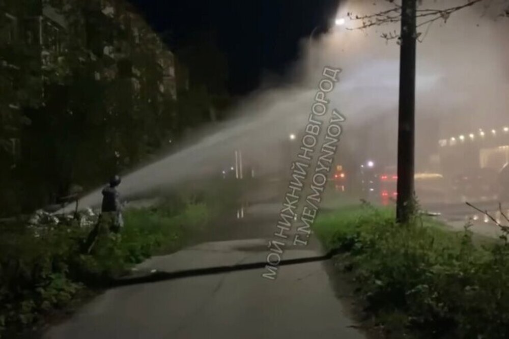 Фонтан из горячей воды образовался в Заволжье из- за прорыва трубы