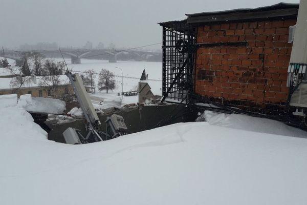 Крыша обрушилась у здания на Нижневолжской набережной