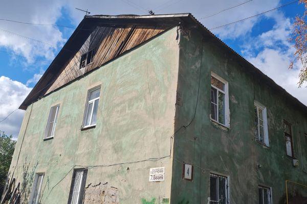 Крышу в сгоревшем доме на улице Дубравной восстановят до 1 ноября