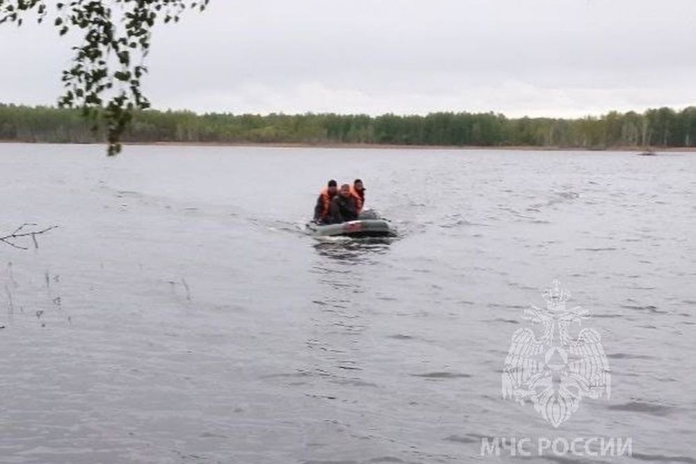 Спасатели вытащили из озера на Бору двух тонущих рыбаков