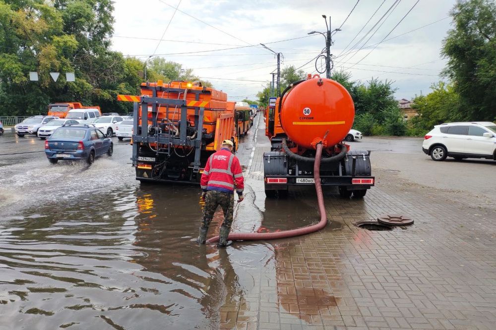 28 единиц спецтехники откачивают воду в Нижнем Новгороде после ливня 9 августа