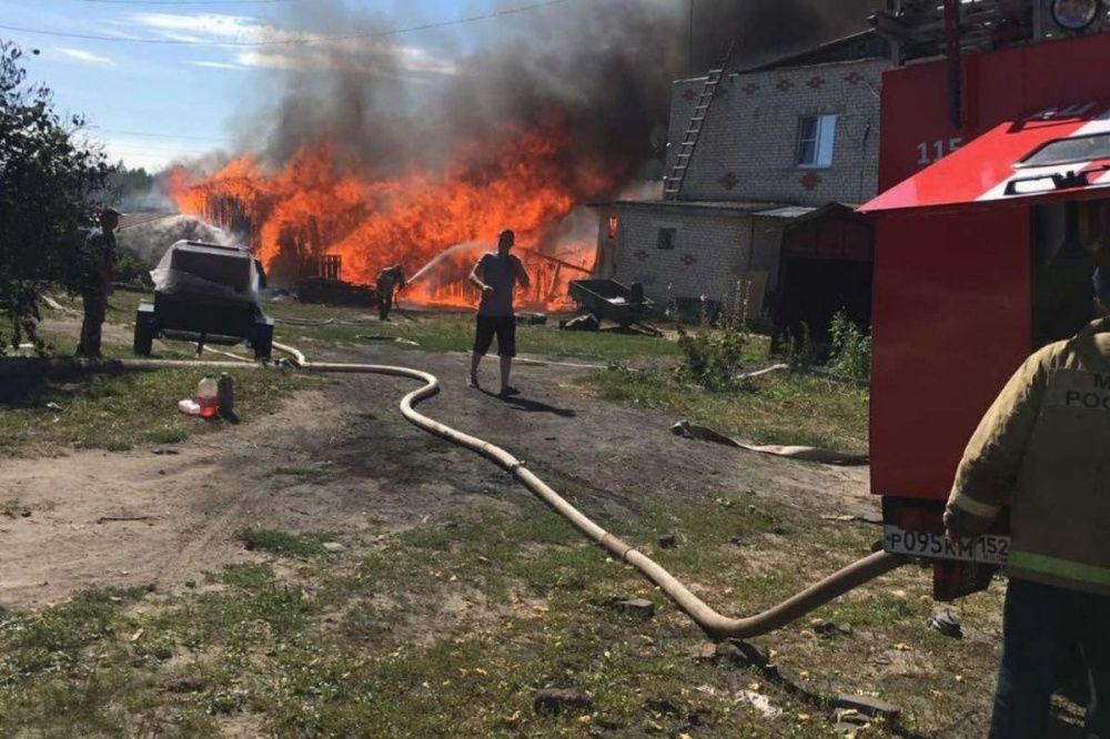 Огонь с горящих сараев повредил два жилых дома в Семёновском районе 