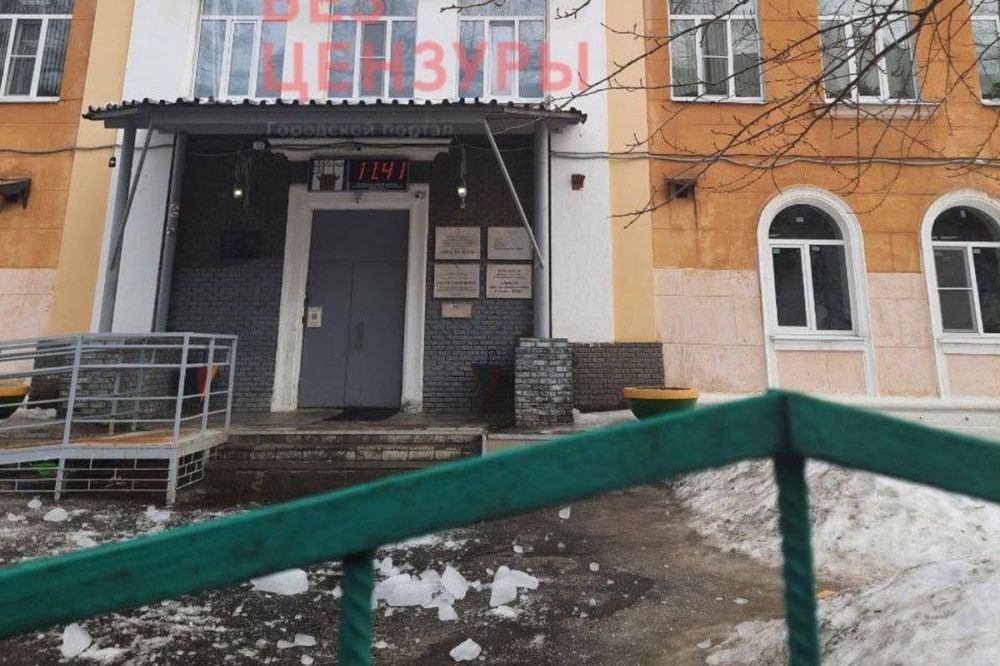 Крупная льдина сошла с крыши школы № 69 в Нижнем Новгороде