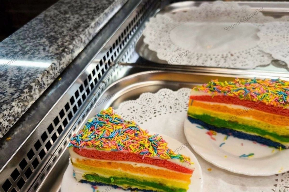 «Радужные» пирожные пропали из кафе в Дзержинске