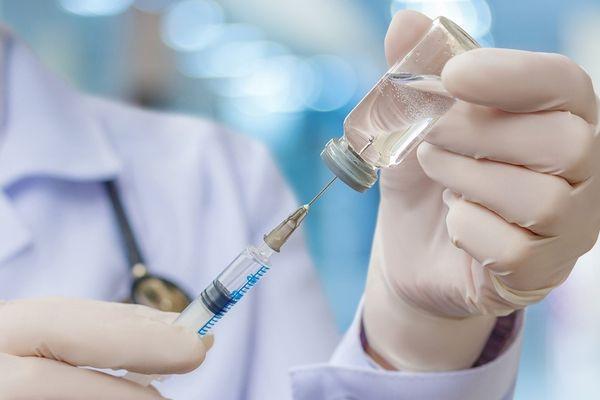 Медсестра в ТЦ «Небо» пугает нижегородцев перед вакцинацией смертью