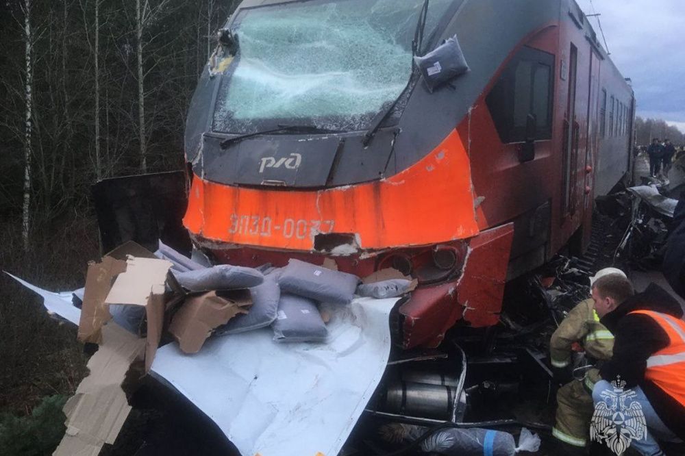 Мужчина погиб после столкновения поезда с грузовиком в Нижегородской области