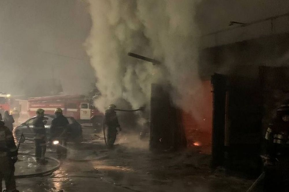 5 легковых автомобилей повреждено в результате пожара в нижегородском автосервисе