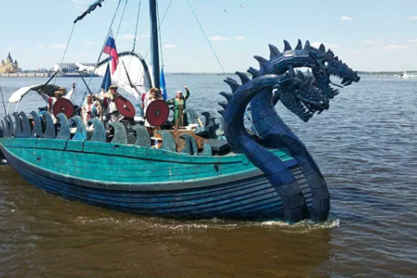 Фото Ладья «Змей Горыныч» спасла севшую на мель яхту в Нижнем Новгороде - Новости Живем в Нижнем