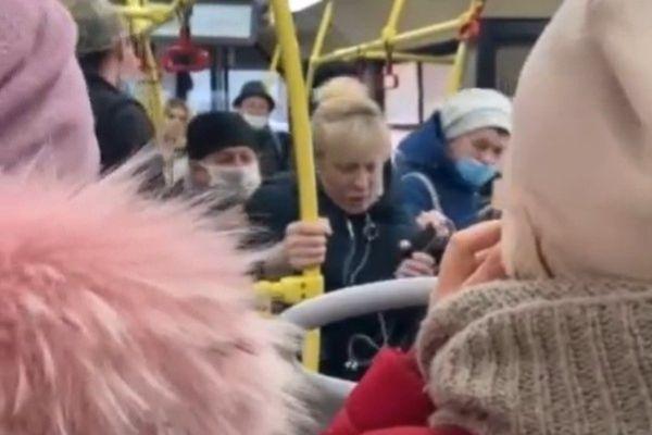 Пассажиры автобуса ополчились на женщину и выгнали ее в Нижнем Новгороде