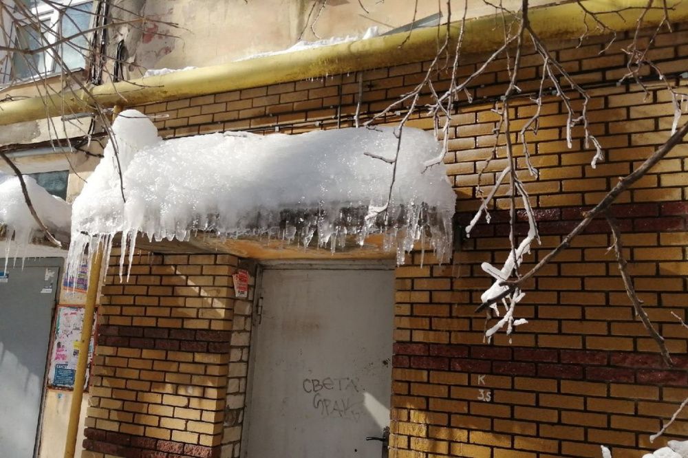 Глыба льда упала с крыши на мужчину в Нижнем Новгороде