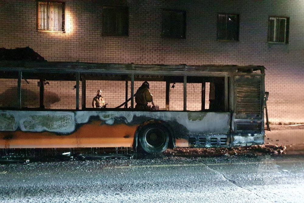 Автобус сгорел на улице Федосеенко в Нижнем Новгороде 