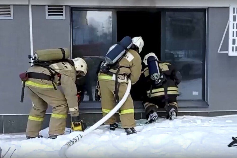 Пожарные эвакуировали 10 человек из горящего офисного здания на улице Горького 24 января