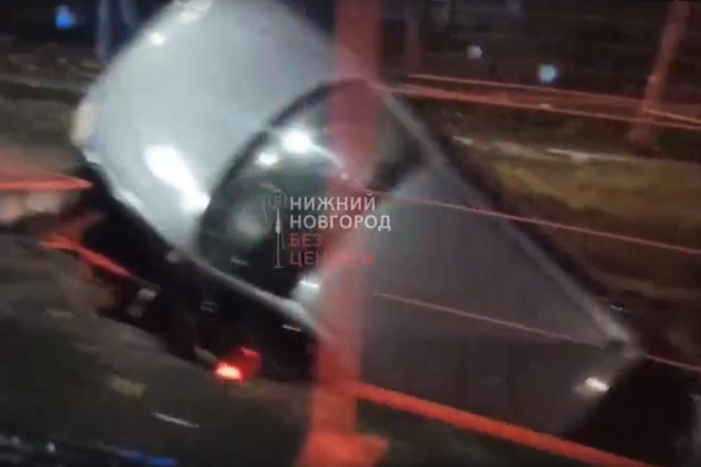 Автомобиль провалился в яму на улице Ванеева в Нижнем Новгороде 23 октября