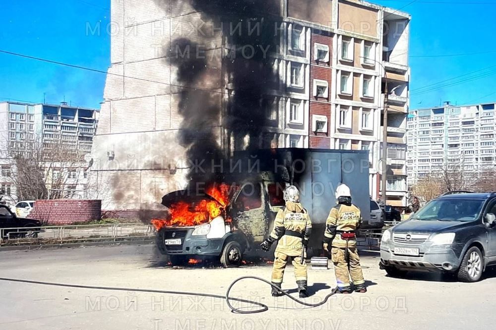 «Газель» сгорела на нижегородской улице Карла Маркса