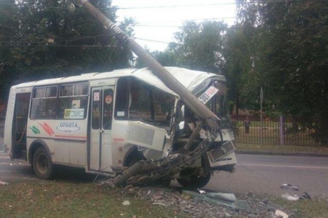 В Нижнем Новгороде пассажирский автобус снес столб