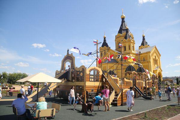 Площадка расположена у Александро-Невского кафедрального собора