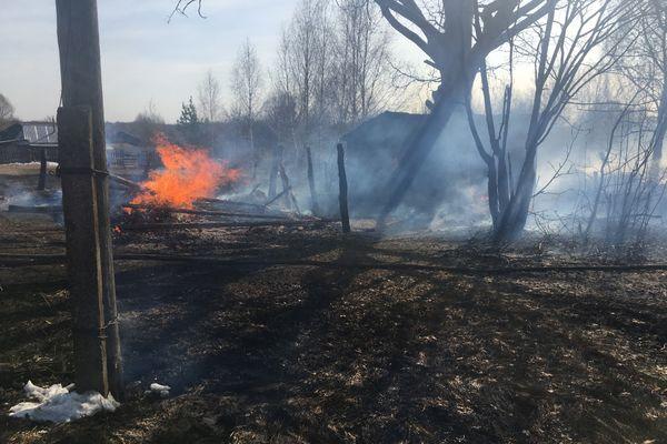 Пожилой житель села Давыдово Вачского района Нижегородской области сжигал сухую траву и погиб в пожаре, который устроил 
