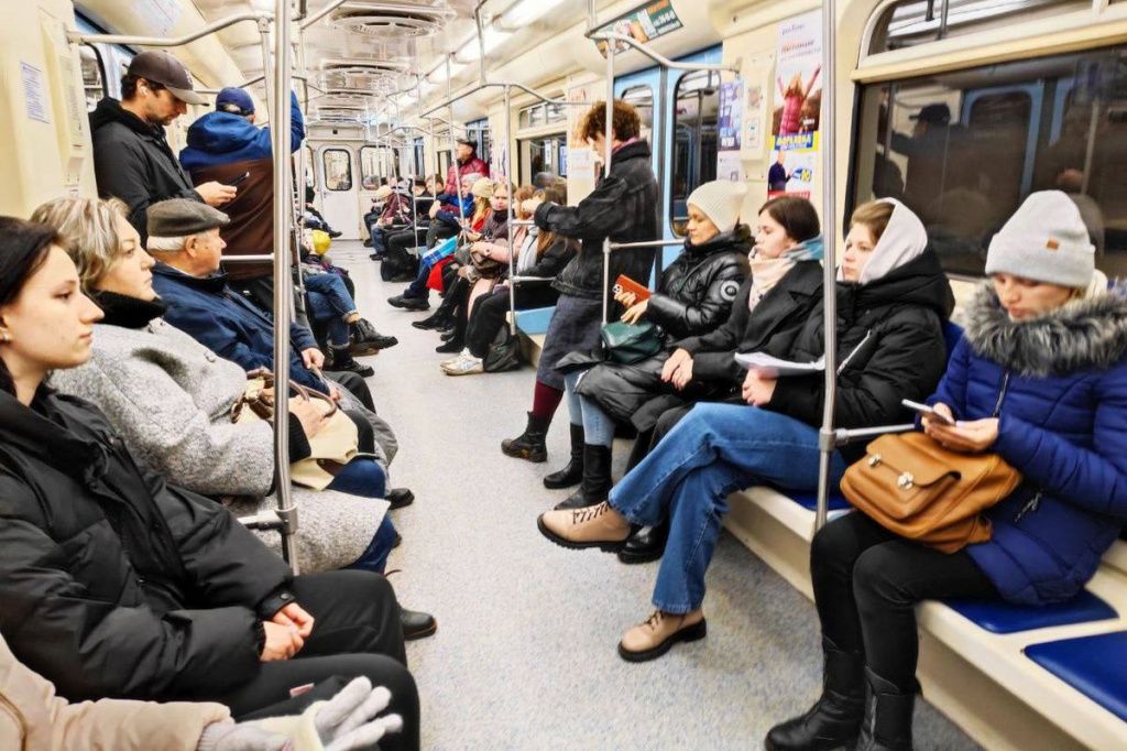 Нижегородская художница Ольга Зеленцова рисует пассажиров метро