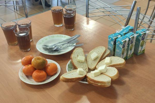 Завтрак начальных классов в столовой школы №102 в Нижнем Новгороде