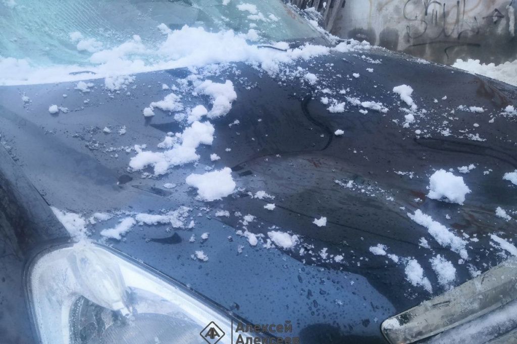 Ледяная глыба упала с крыши в Дзержинске на проезжавший мимо автомобиль.