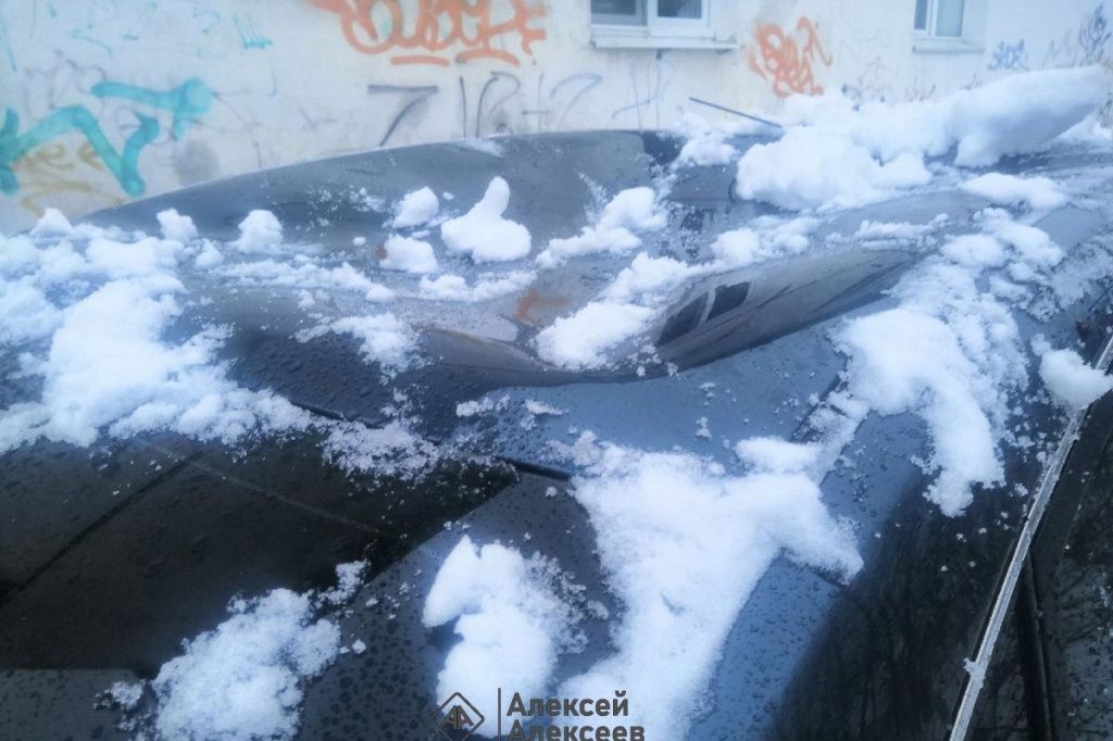 Наледь, упавшая с крыши, помяла крышу автомобиля в Дзержинске.