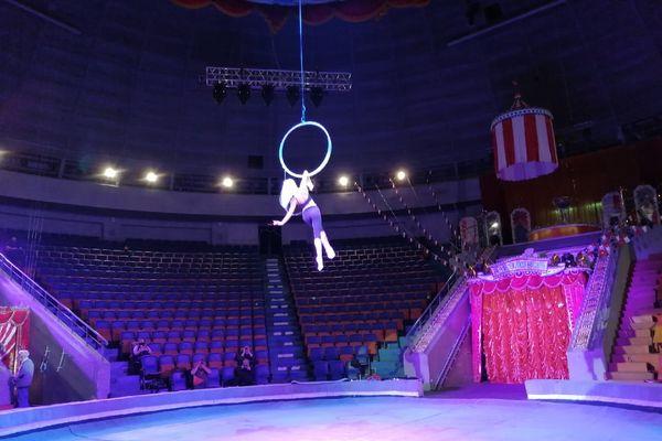 Гимнастка на открытой репетиции в нижегородском цирке 8 апреля 2021 года.