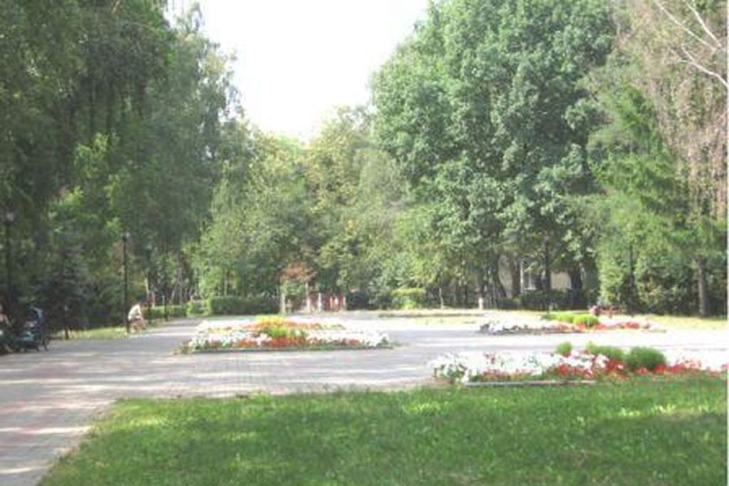 На проспекте Ильича в Нижнем Новгороде тянется сквер с живыми насаждениями, онтанами и детскими игровыми площадками.