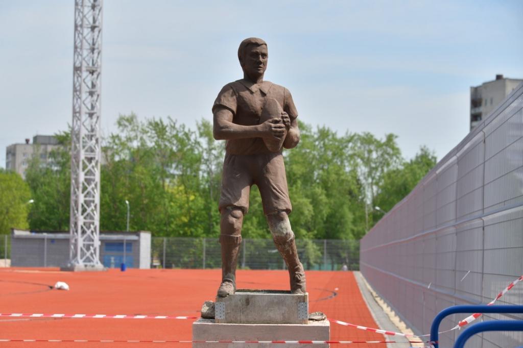 strashnie-skulpturi-na-stadione-dzerjinsk-sport.jpg