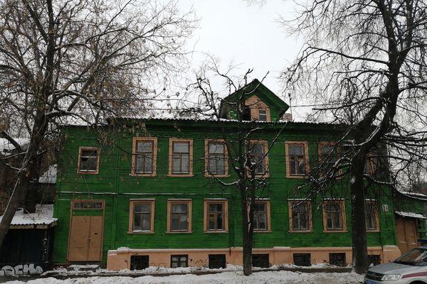 Тот самый аварийный дом, который покрасили зеленой краской