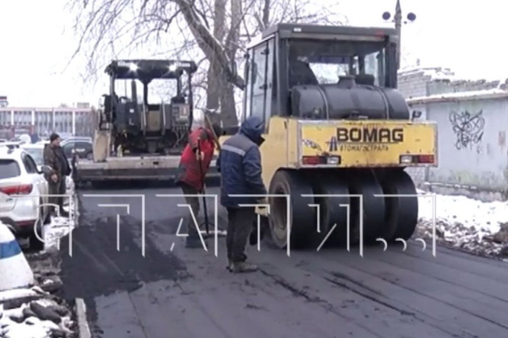 Рабочие укладывают асфальт прямо на снег в Нижнем Новгороде.