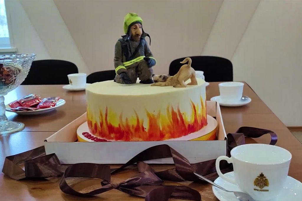 Подаренный пожарным торт