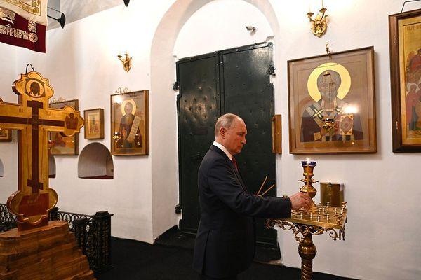 Президент также осмотрел реконструкцию манежа, восстановление Никольской церкви и колокольни Спасо-Преображенского собора.