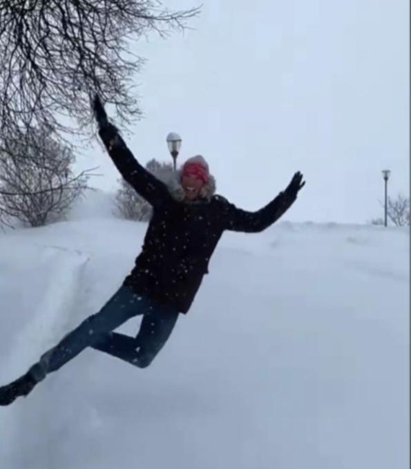 Скриншот с видео где актер прыгает в снег