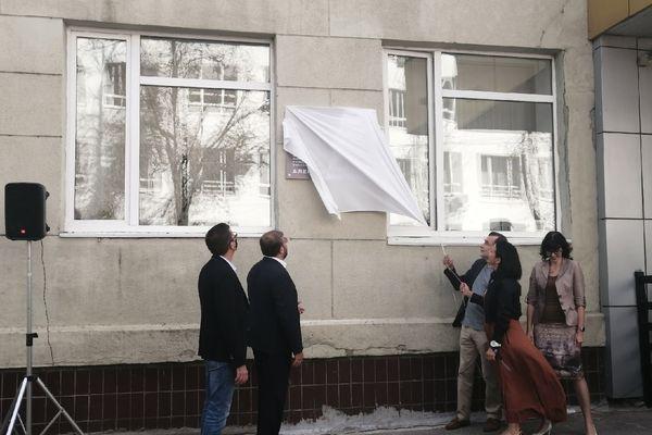 мемориальную доску Алексею Балабанову установили на стенах НГЛУ