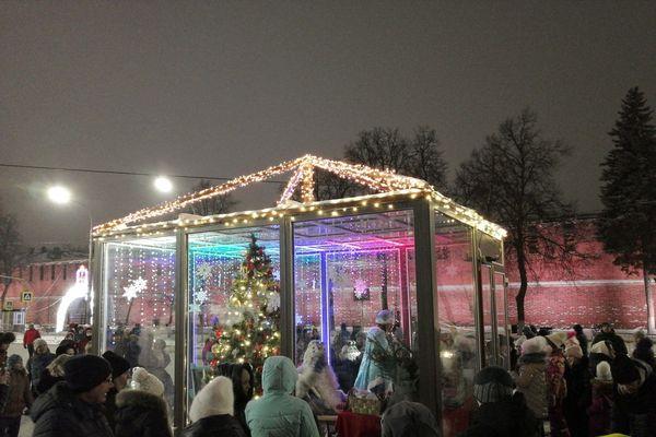 Люди столпились перед резиденцией Деда Мороза в Нижнем Новгороде