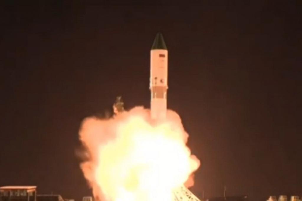 Ракета, расписанная под хохлому, стартует с космодрома Байконур.