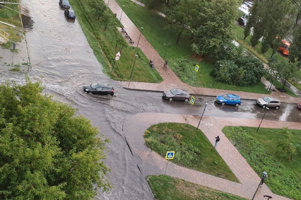 Погода в н новгороде сегодня. Потоп в Нижнем Новгороде. Улицы после дождя. Город после дождя. Затопленные улицы Нижнего Новгорода.