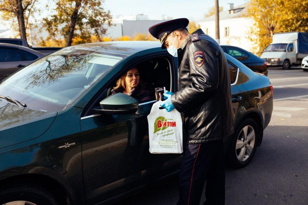 Нижегородские полицейские вручают водителям безалкогольные напитки в рамках акции "Правила дорожного понимания".