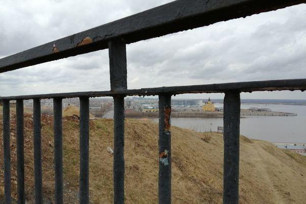 Проступившая ржавчина на ограде моста на набережной Федоровского.