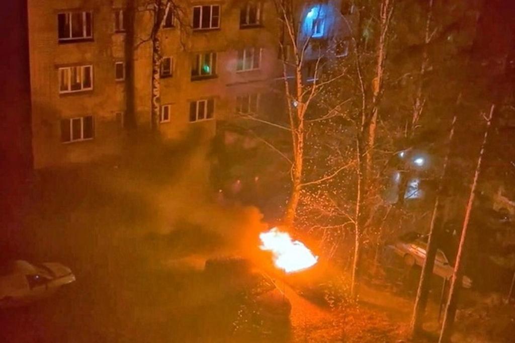 Автомобиль загорелся в городе Дзержинск Нижегородской области.