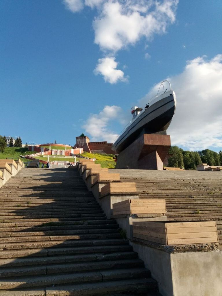 Чкаловская лестница и памятник-катер Герой