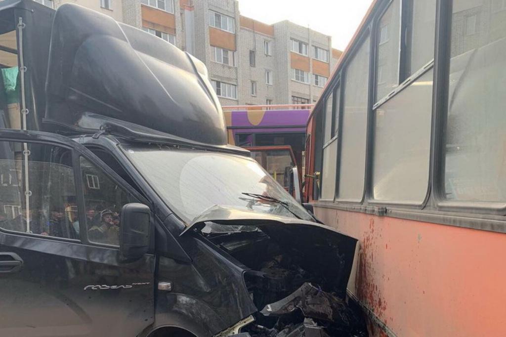 Газель столкнулась с двумя автобусами в Нижнем Новгороде 12 октября.