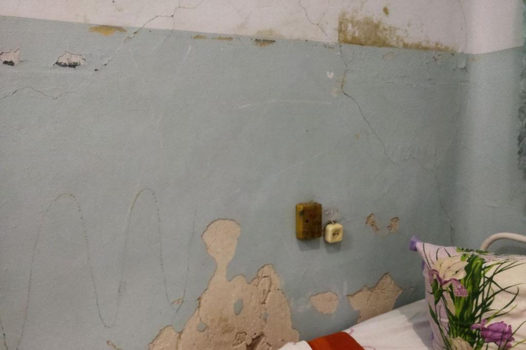 Облезлые стены в выксунской городской больнице в Нижегородской области.