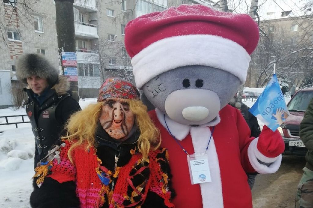 В фестивале Дедов Морозов на Бору приняли участие многие сказочные персонажи.